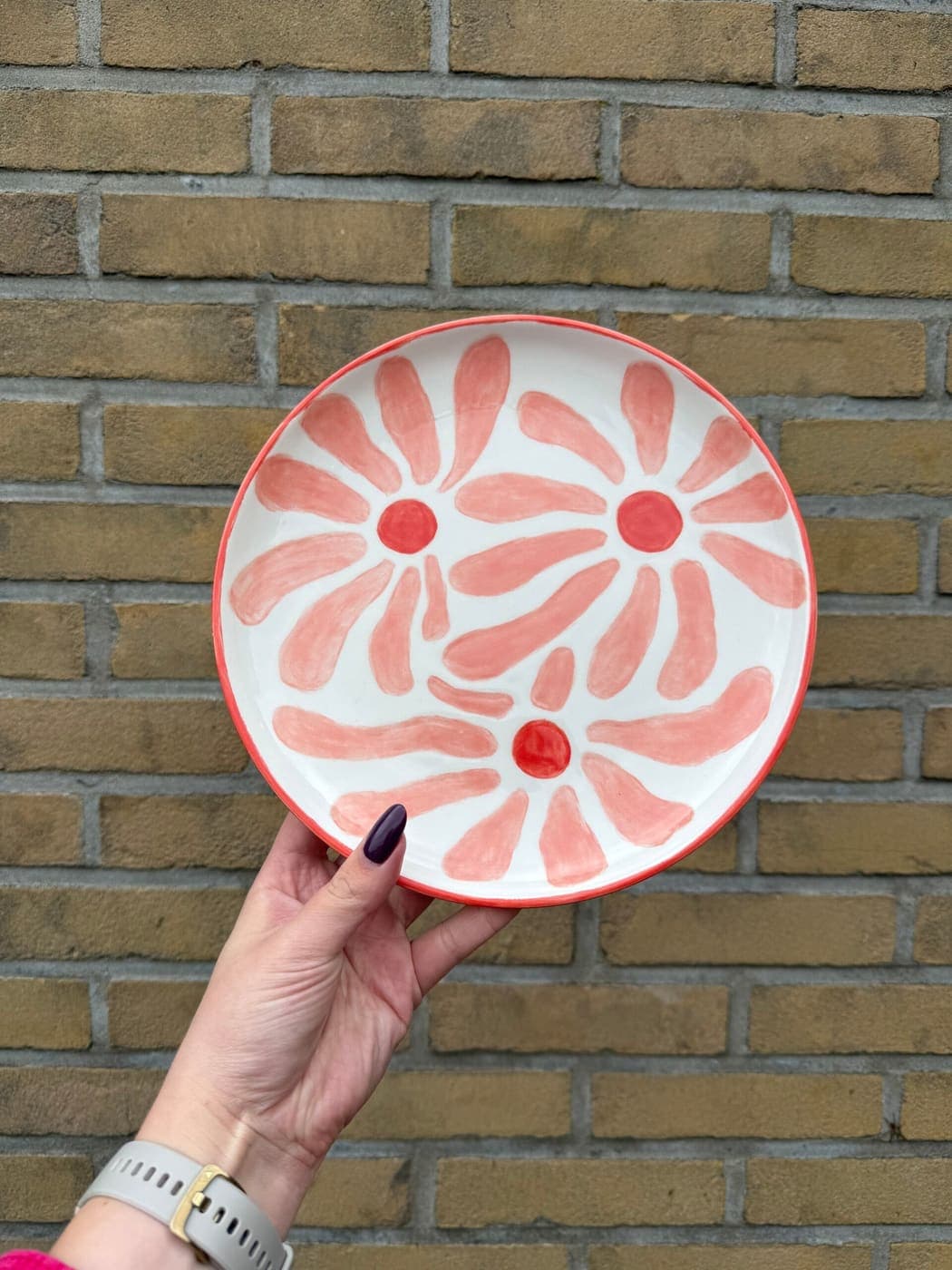 Bord met koraalrode bloemblaadjes